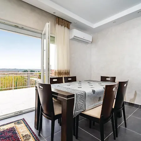 Ferienhaus Four-bedroom In Islam Latinski