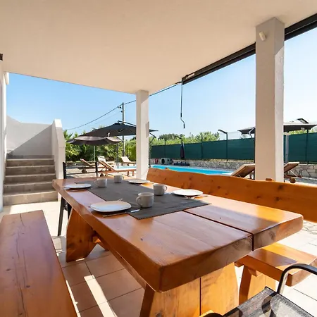 Сasa de vacaciones Four-bedroom In Islam Latinski