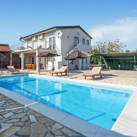 Сasa de vacaciones Four-bedroom In Islam Latinski