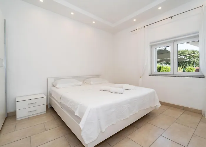 Four-bedroom In Semesterbostad Islam Latinski