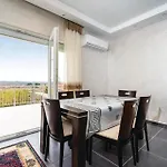 Hébergement de vacances Four-bedroom In Islam Latinski