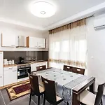 Four-bedroom In Hébergement de vacances Islam Latinski