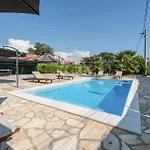 Four-bedroom In Hébergement de vacances Islam Latinski