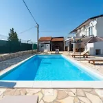 Four-bedroom In Hébergement de vacances *