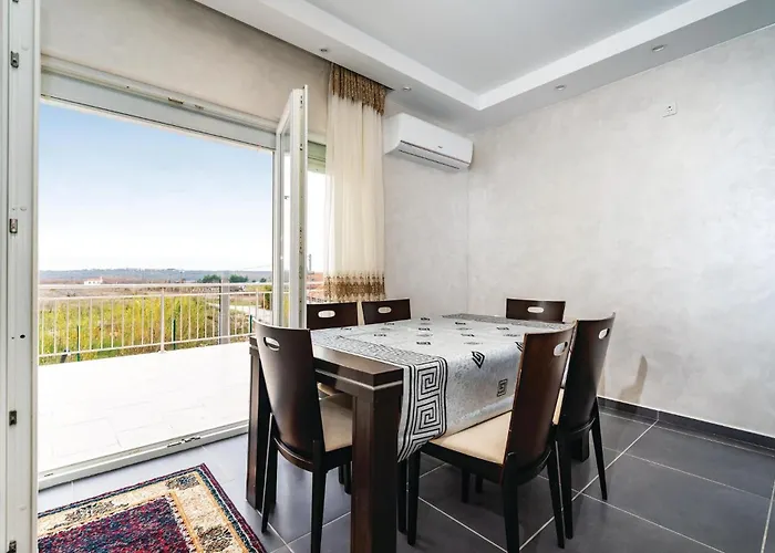 Дом отдыха Four-bedroom In Islam Latinski