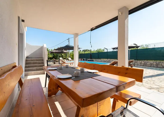 Дом отдыха Four-bedroom In Islam Latinski