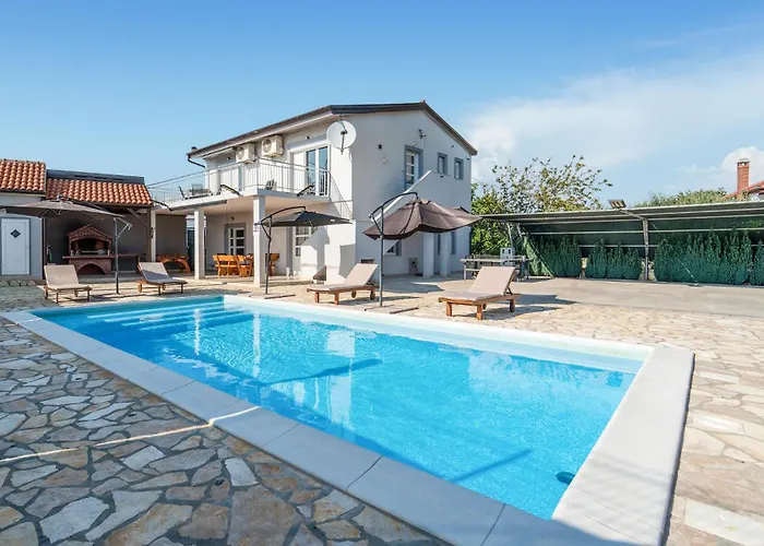 Дом отдыха Four-bedroom In Islam Latinski